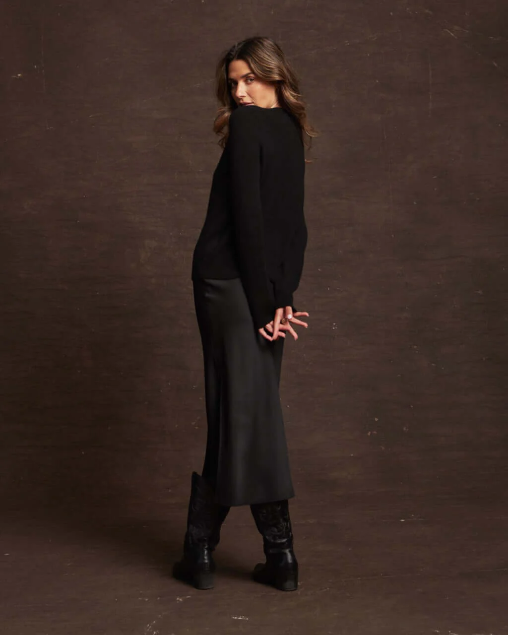 Women's Cashmere Long Sleeve Solid Crew In Black - Image 3