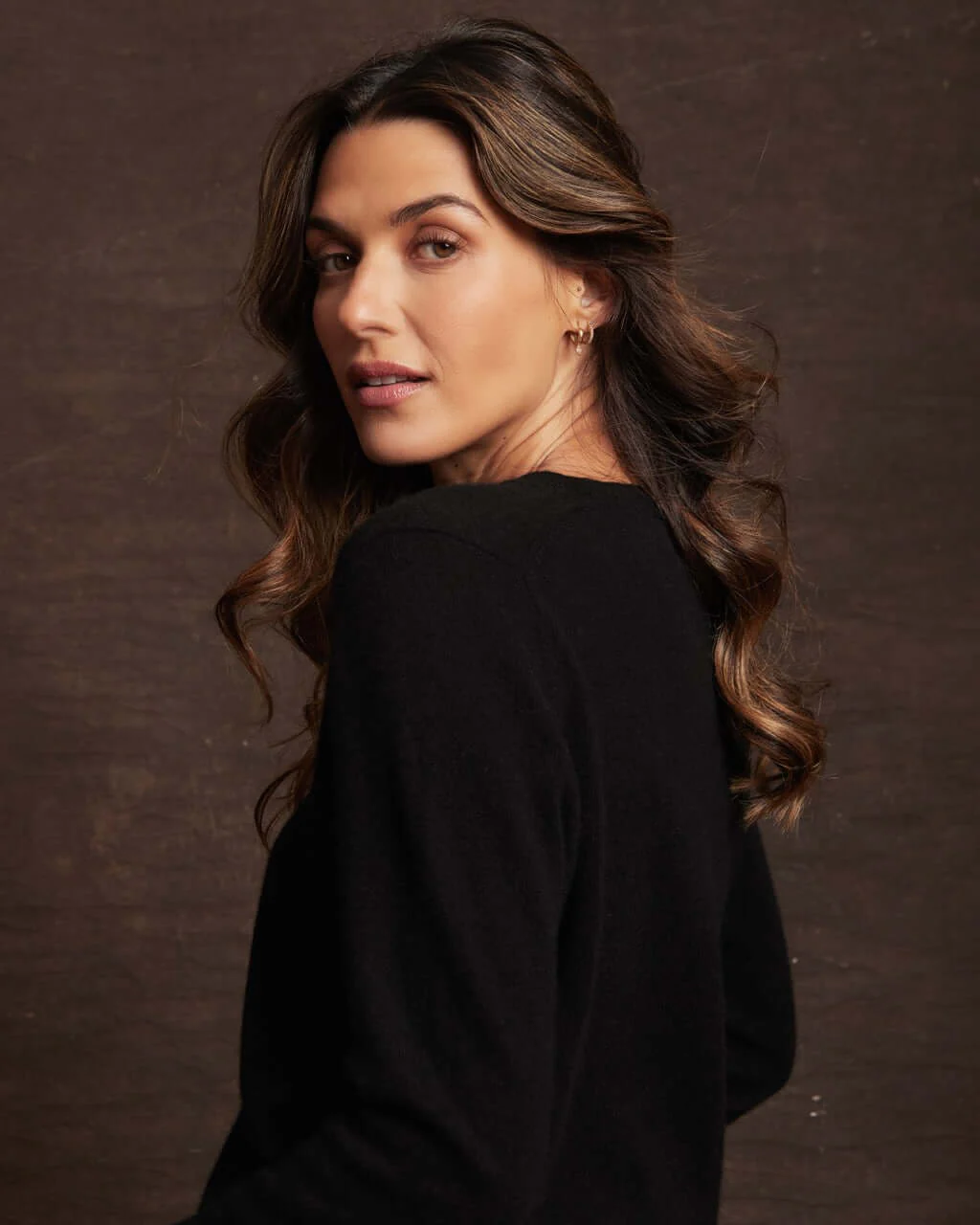 Women's Cashmere Long Sleeve Solid Vee In Black - Image 4