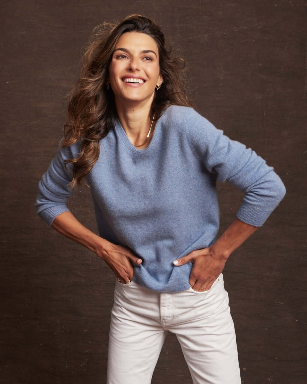 Women's Cashmere Long Sleeve Solid Vee In Chambray Heather - Image 3