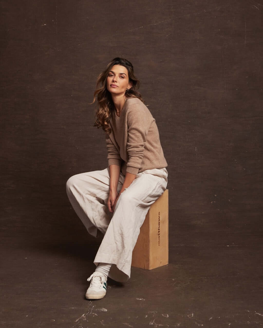 Women's Cashmere Long Sleeve Solid Vee In Taupe Heather - Image 4